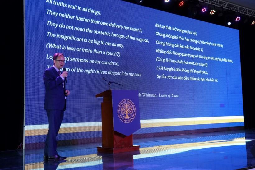 Giáo sư Scott Fritzen, Chủ tịch Đại học Fulbright Việt Nam, chia sẻ tại lễ khai giảng. ảnh 2