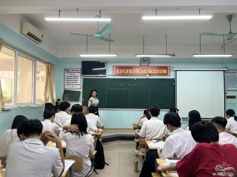 Cô trò Trường THCS Nam Từ Liêm (Hà Nội) trong giờ học.