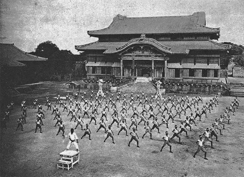 Một buổi tập Karate trước lâu đài Shuri ở Okinawa vào năm 1938.