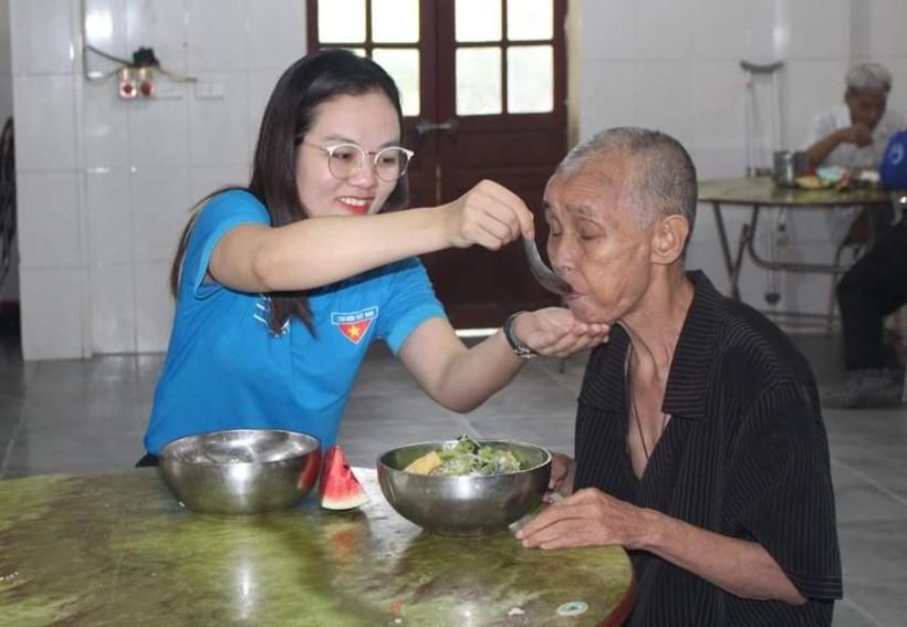 ThS Nguyễn Hoàng Phương chăm sóc cụ già tại Trung tâm Bảo trợ xã hội tỉnh Lạng Sơn. Ảnh: NVCC