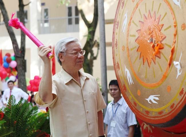 Tổng Bí thư, Chủ tịch nước Nguyễn Phú Trọng dự lễ khai giảng Trường THPT Nguyễn Gia Thiều ngày 4/9/2014.